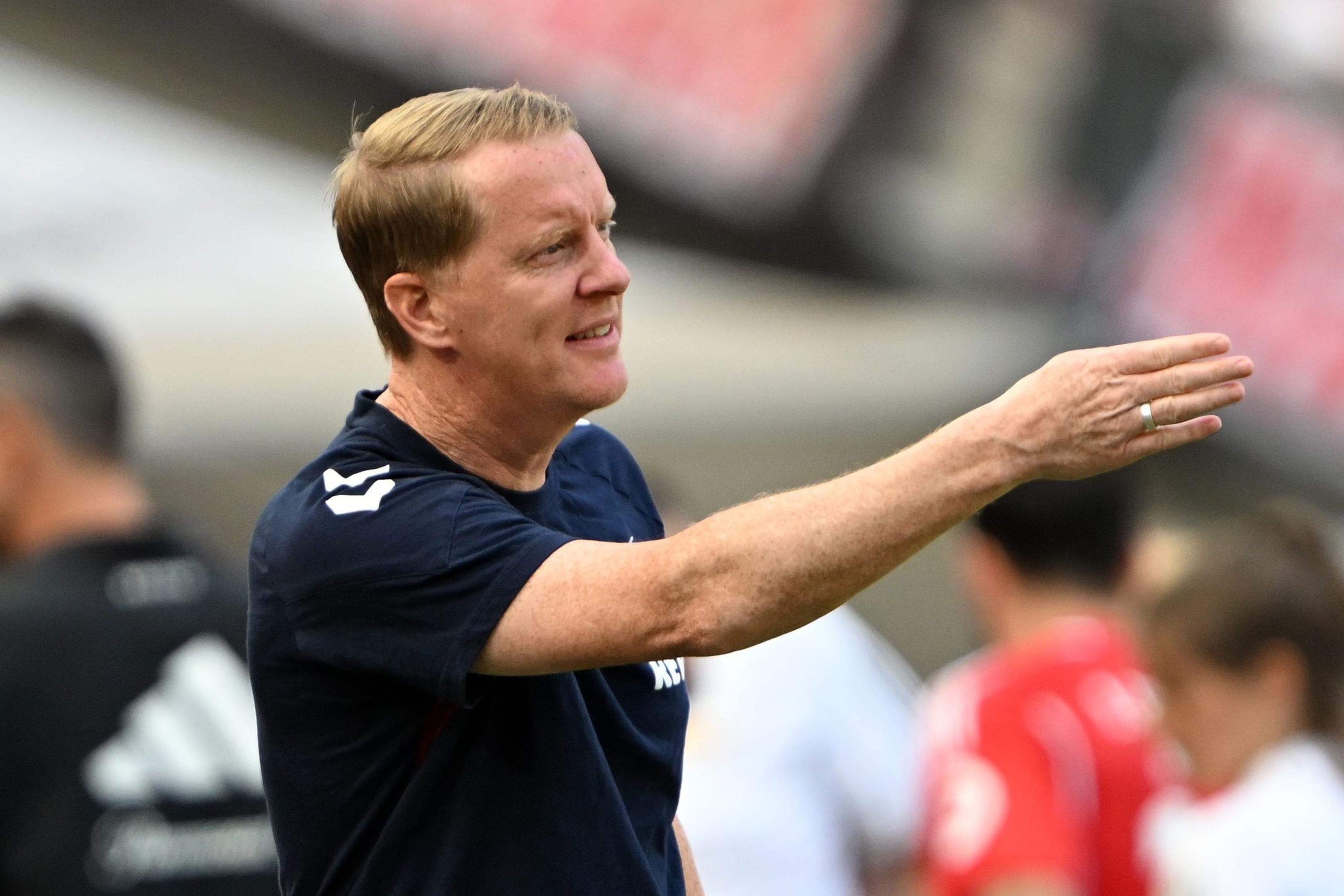 Kölns Trainer Timo Schultz gibt Anweisungen.