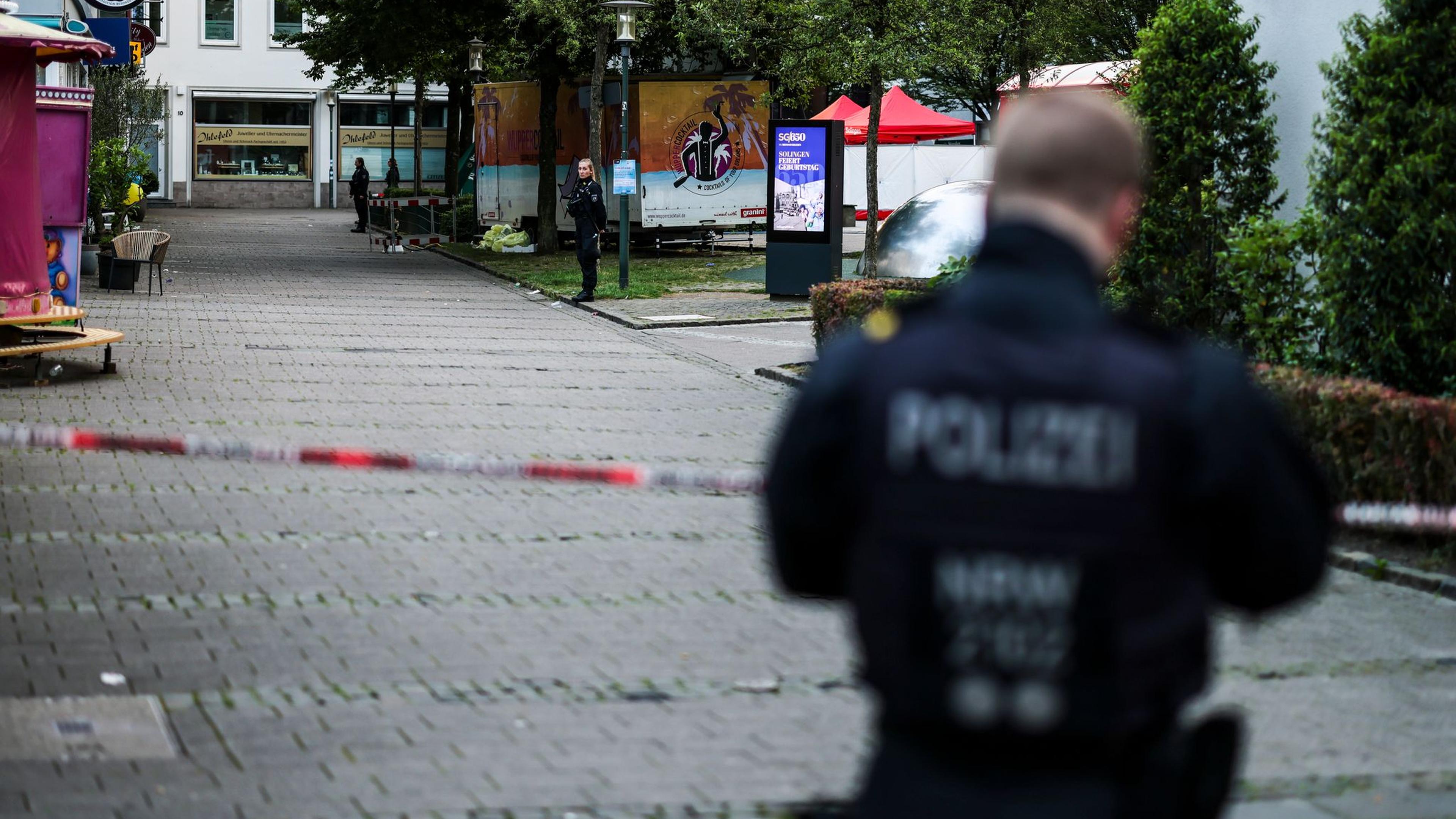 Polizeiaktionen im ganzen Land nach Angriff von Solingen