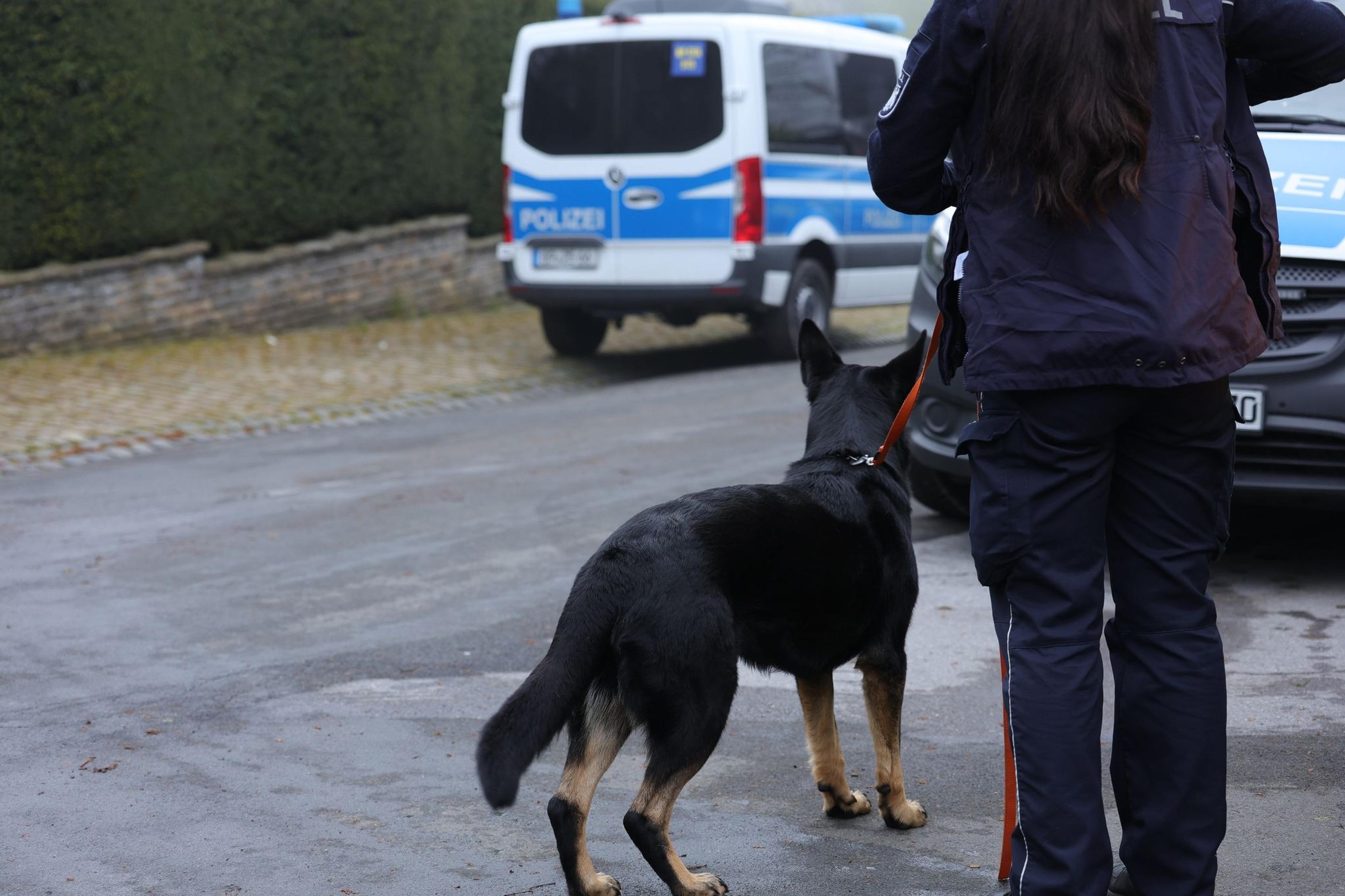 Die Polizei hat bei der Razzia auch Banknotenspürhunde eingesetzt.
