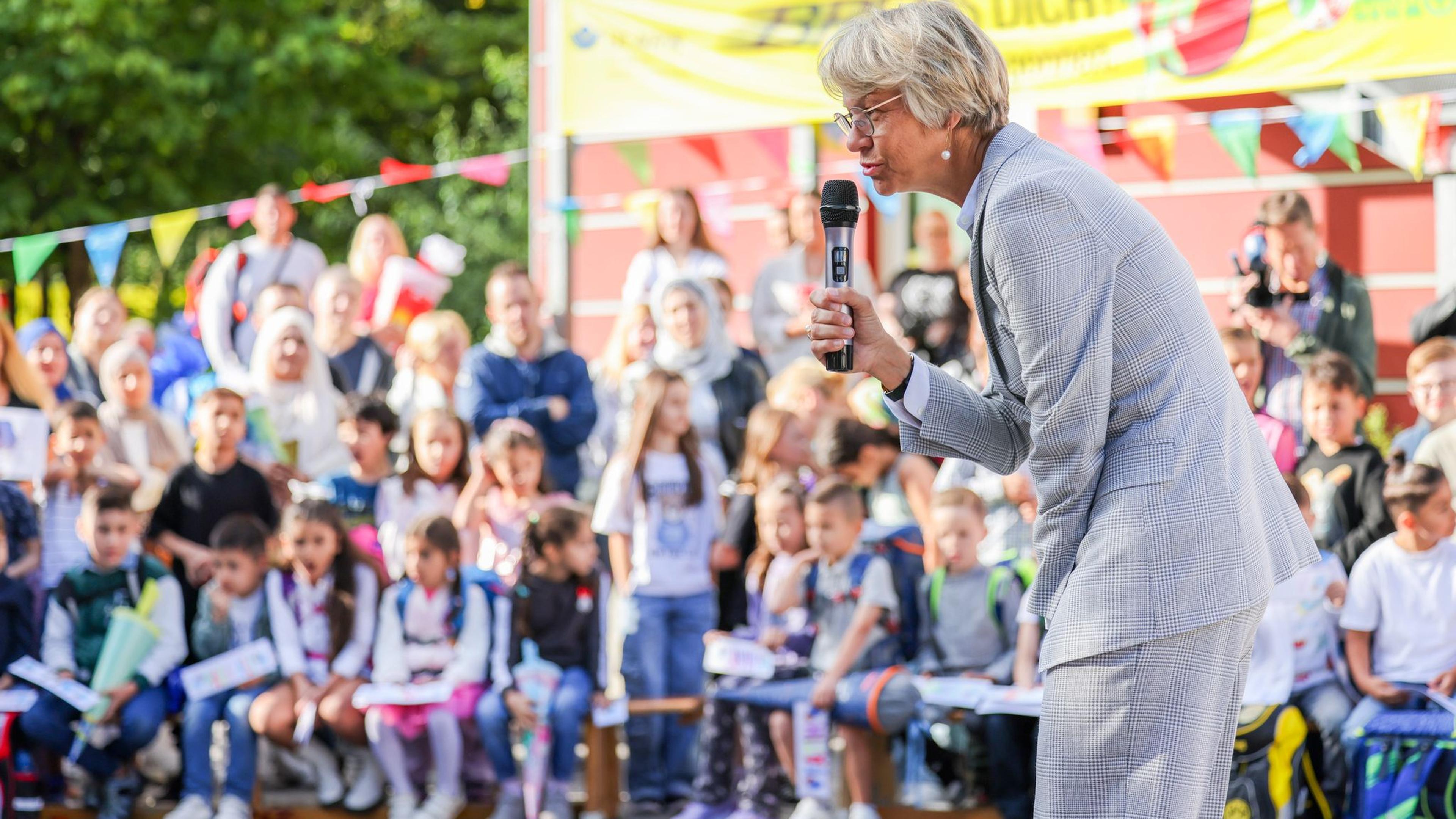 Schuljahr startet - auch mit Verkehrsrisiken und Kinderarmut