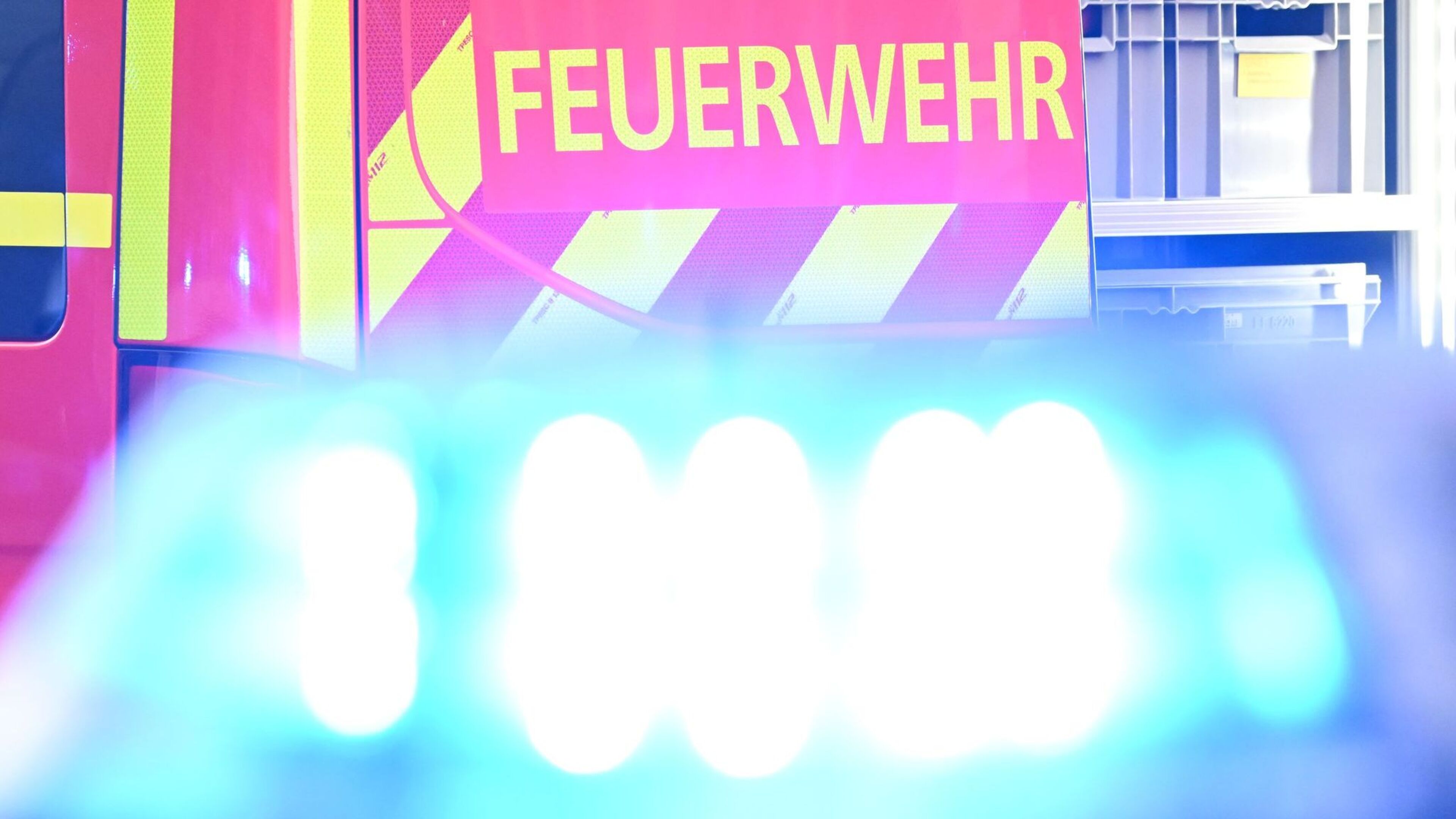 Lkw fängt auf Brücke Feuer – Straße und Bahnstrecke gesperrt