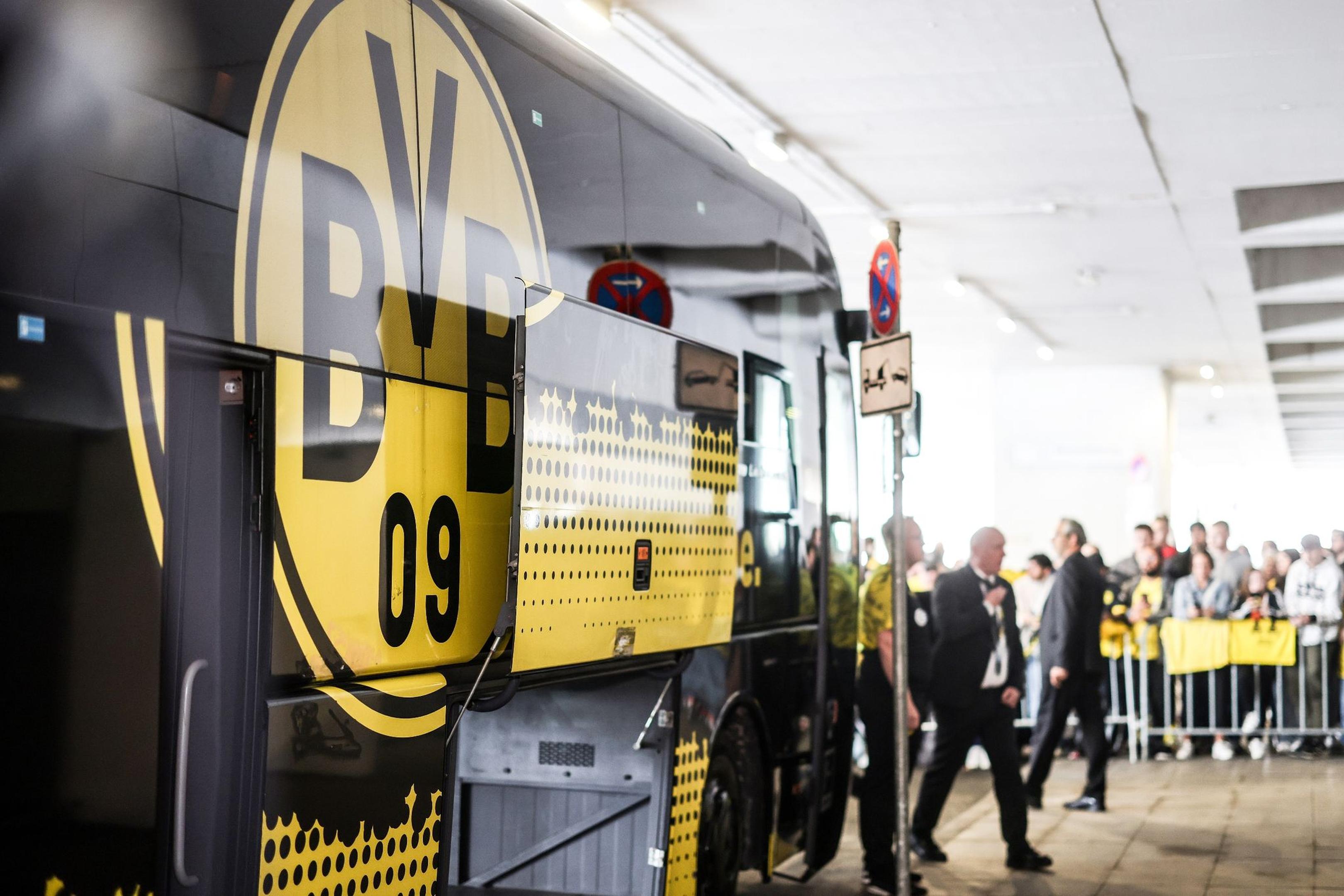 Der Mannschaftsbus steht am Flughafen Dortmund.