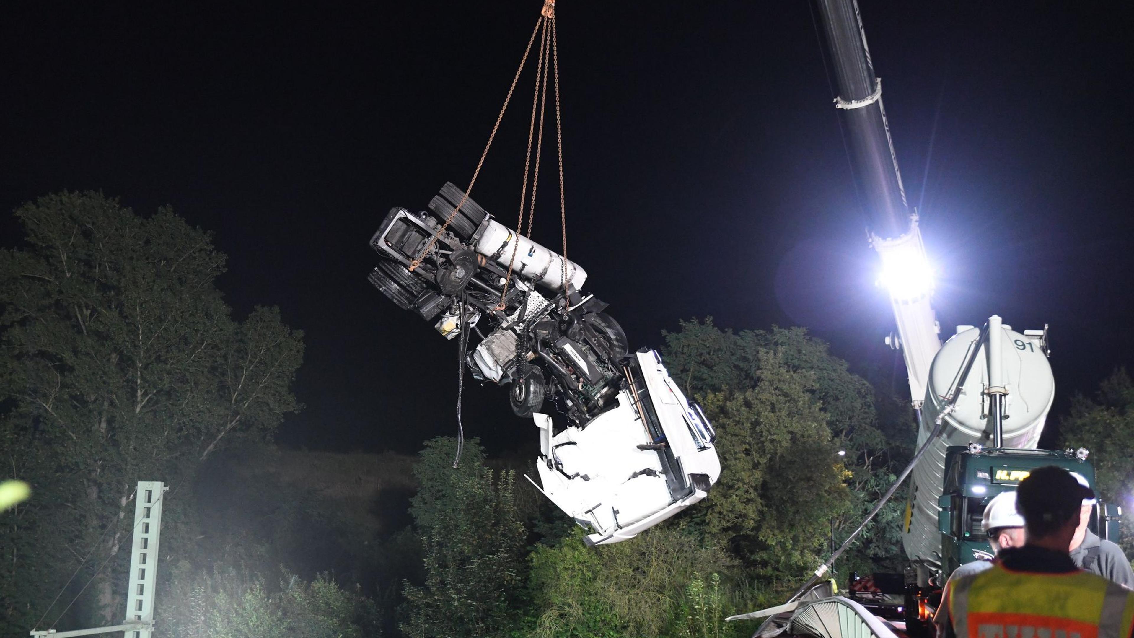 Lkw auf Bahnstrecke Aachen-Köln in der Nacht geborgen