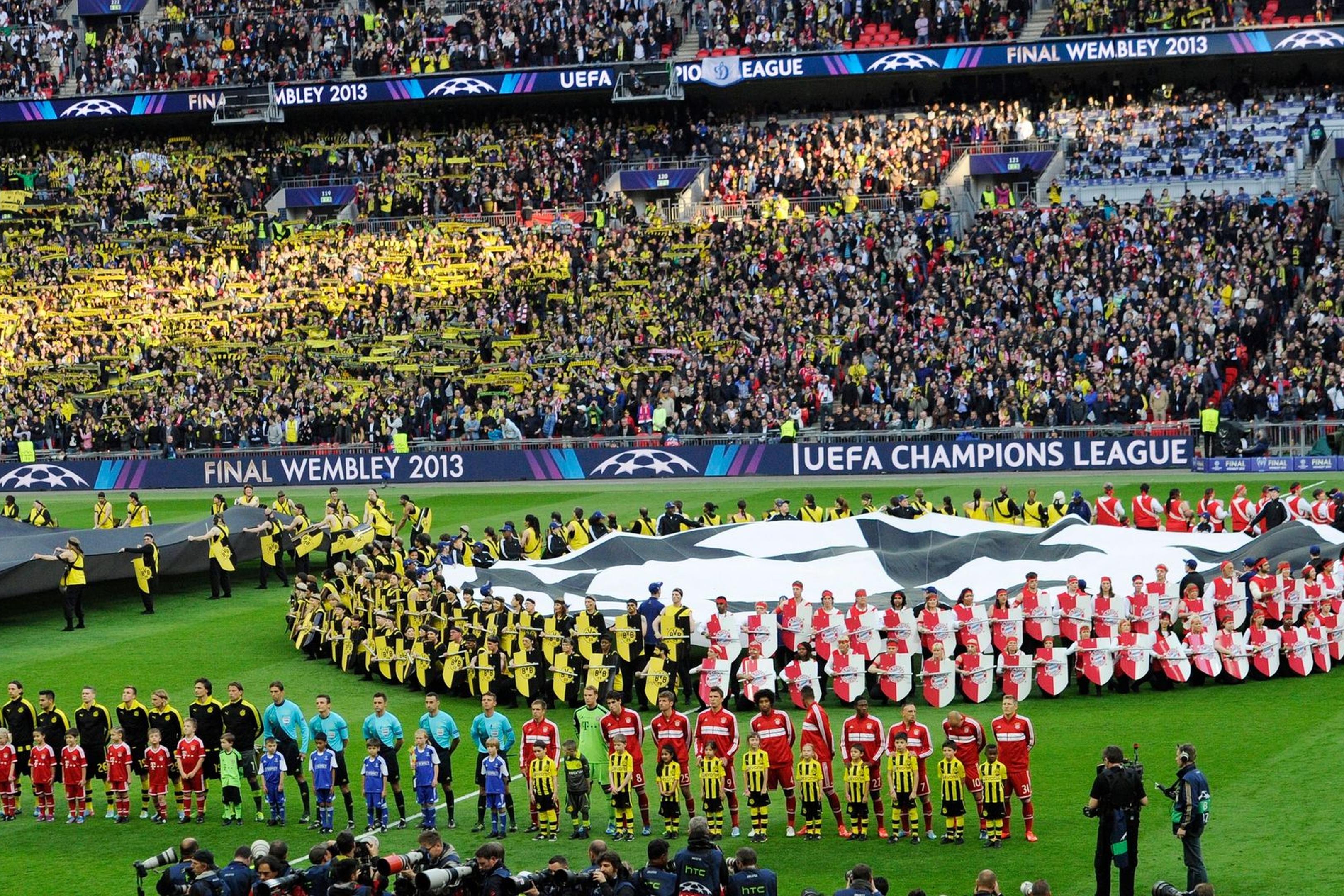 Die Mannschaften stellen sich vor dem Finale der Champions League auf, Finale zwischen Borussia Dortmund und dem FC Bayern München, im Wembley-Stadion in London, Großbritannien, 25. Mai 2013. ZDF und DAZN übertragen das Endspiel 2024 an selber Stelle.