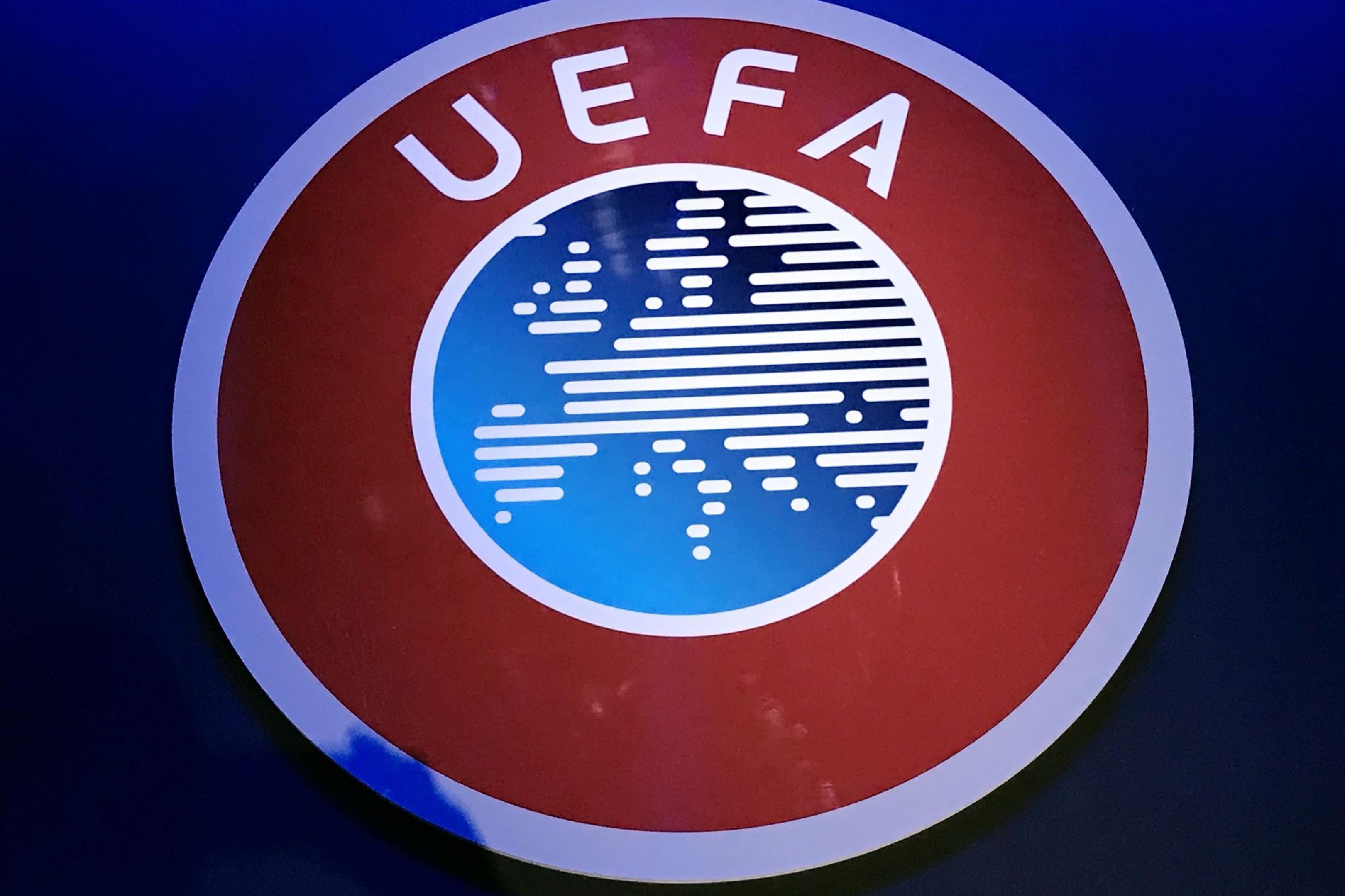Ein Logo der UEFA hängt beim Kongress des UEFA-Dachverbandes im „Beurs van Berlage“.