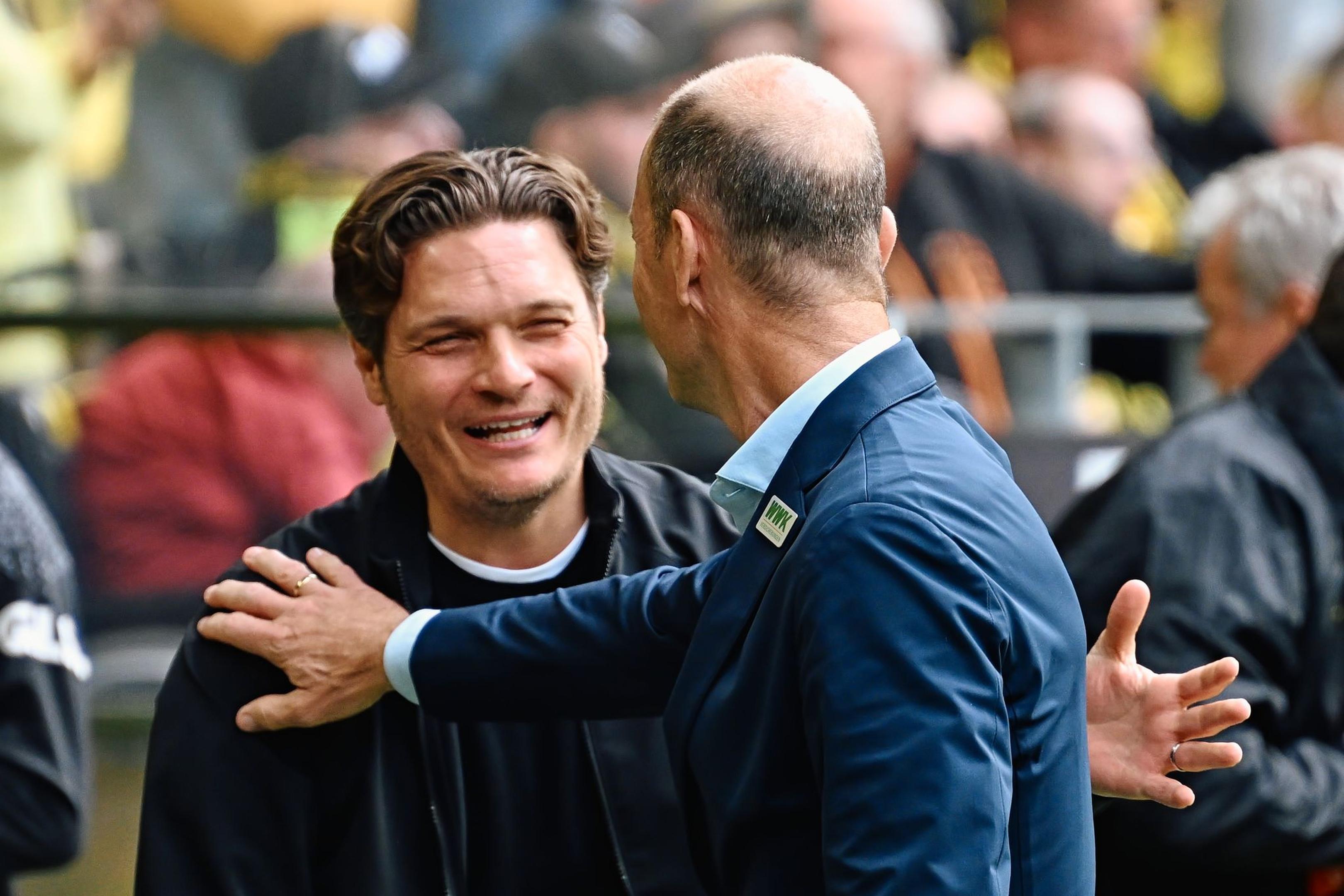 Dortmunds Trainer Edin Terzic (l) und Trainer Jess Thorup von Augsburg begrüßen sich vor dem Spiel.
