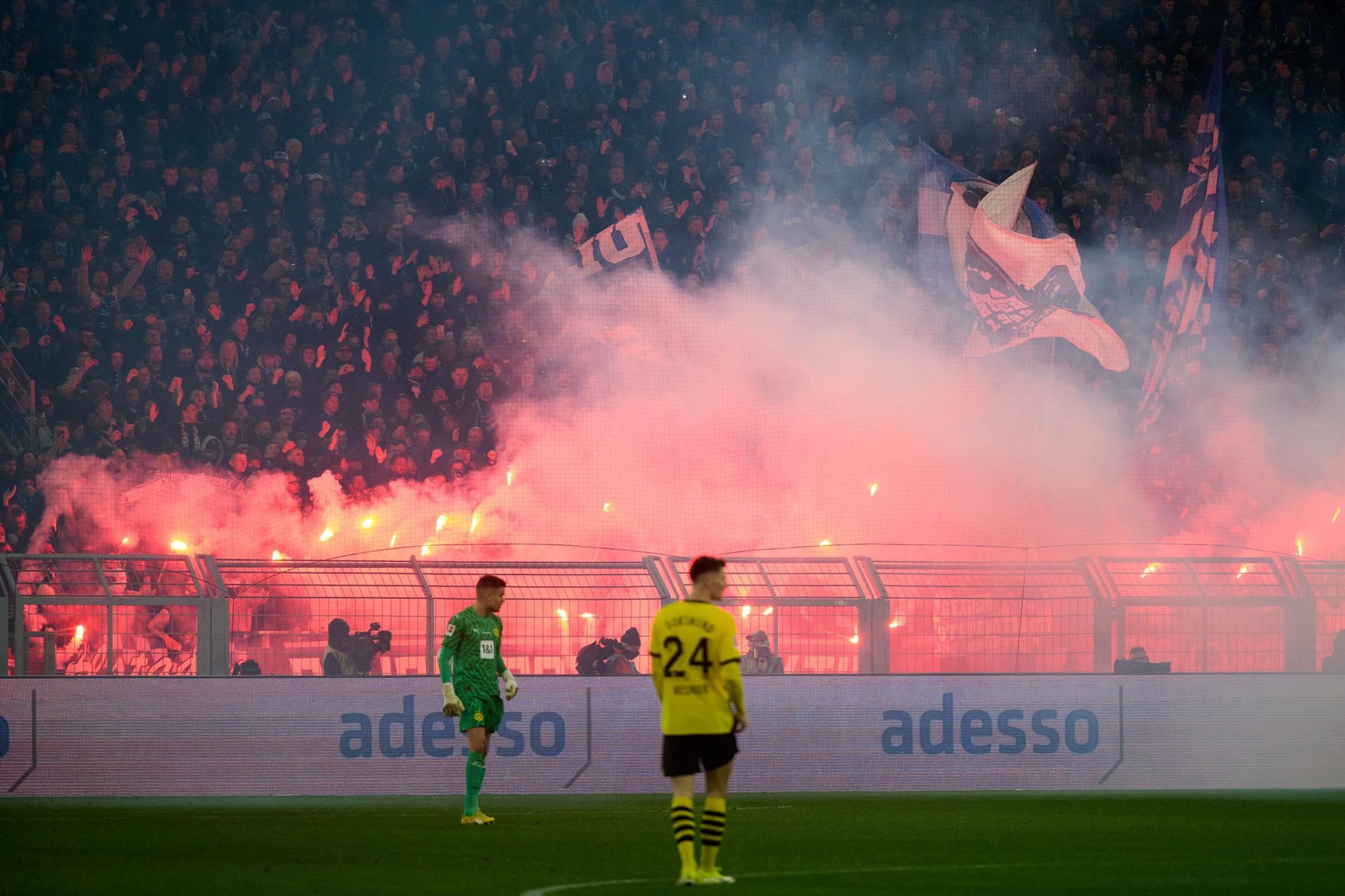 Bochumer Fans brannten während der Partie in Dortmund Bengalische Feuer ab.