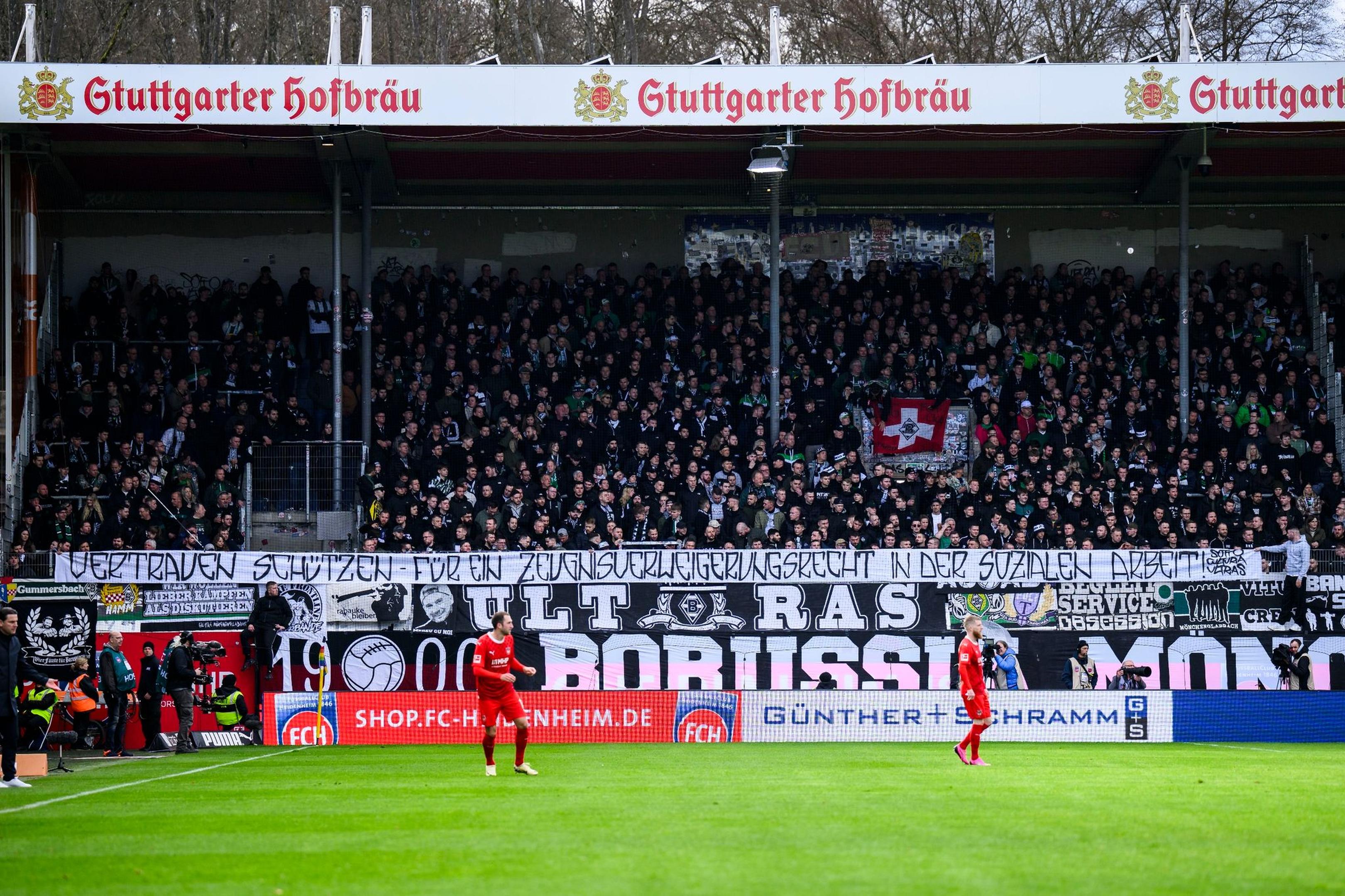 Fans aus Gladbach während des Spiels im Fanblock.