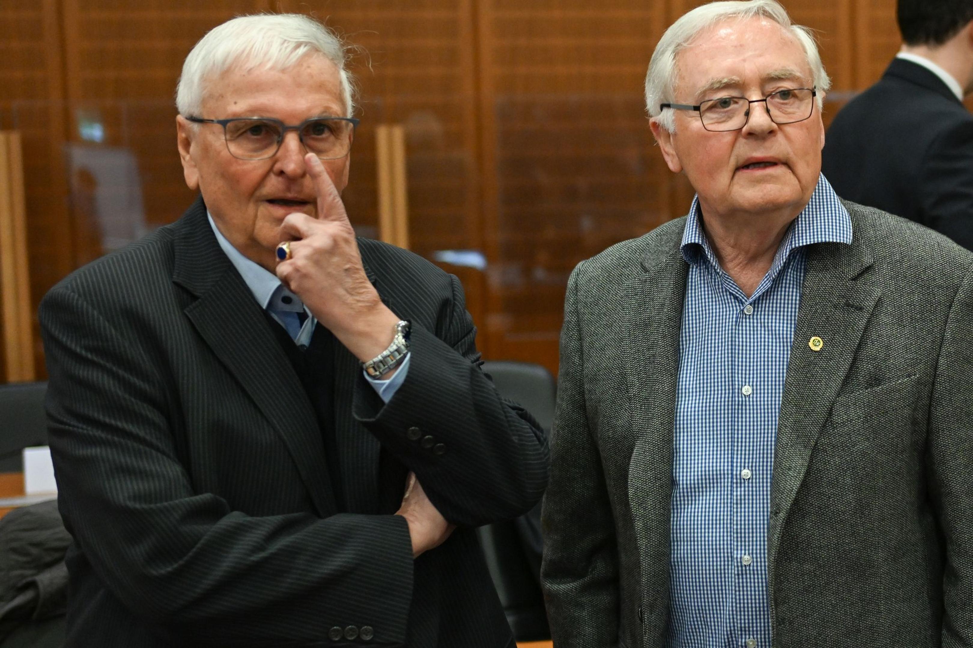 Theo Zwanziger (l), früherer DFB-Präsident, und Horst R. Schmidt, früherer DFB-Generalsekretär, bei der Fortsetzung im Sommermärchen-Prozess.