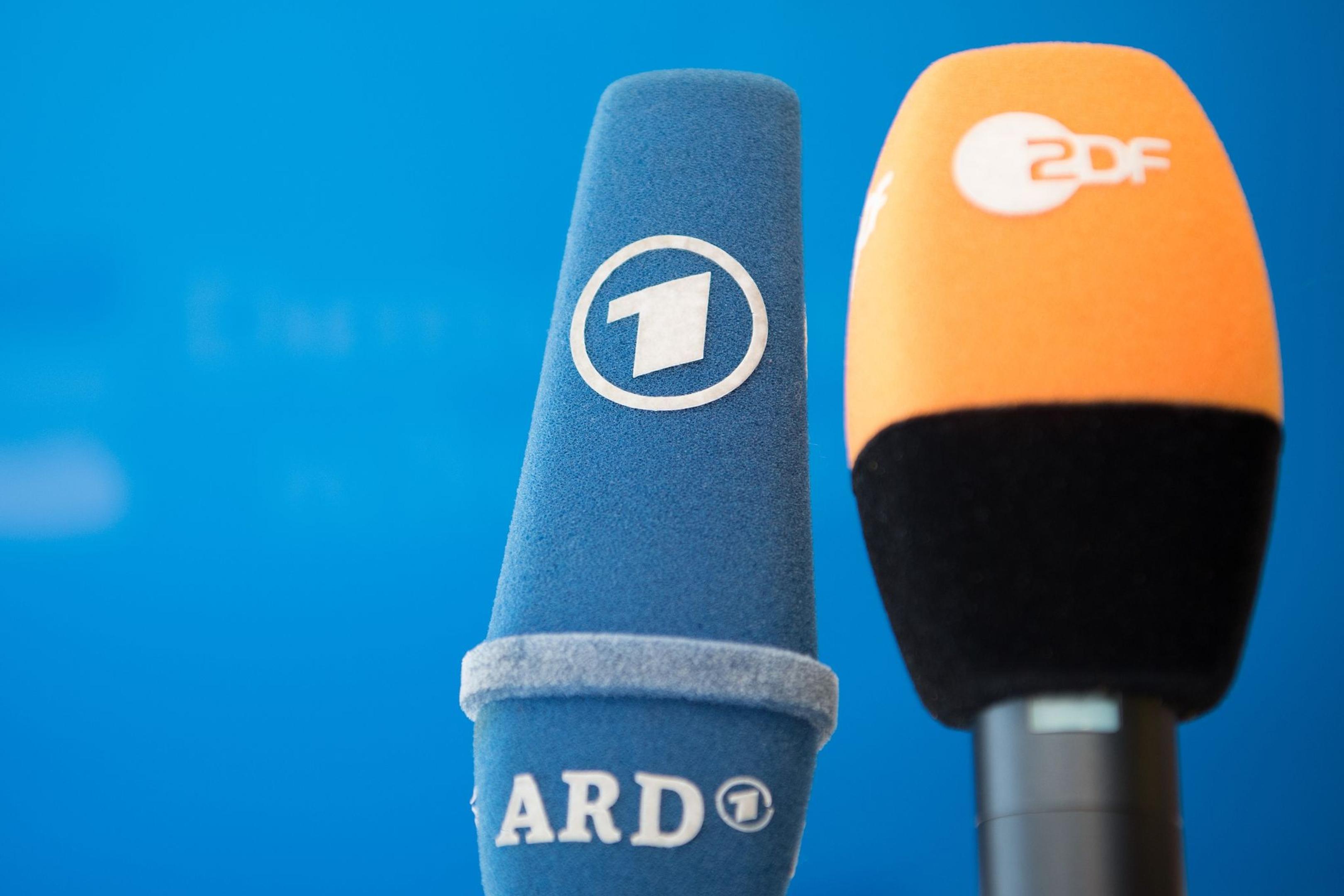Die Fernsehsender ARD und ZDF setzen bei der Fußball-EM auf bekanntes Moderationspersonal.