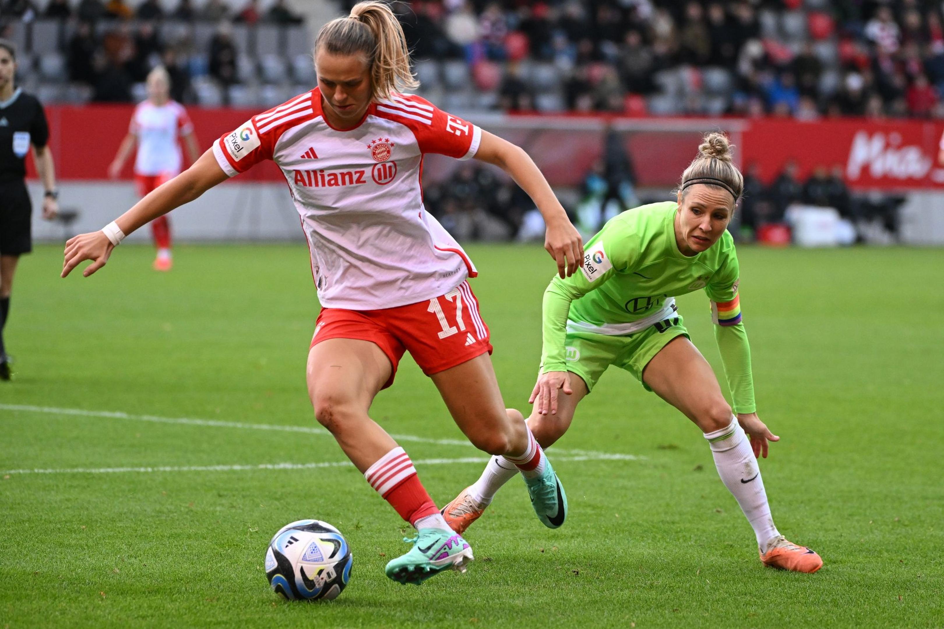 Klara Bühl (l) will mit dem FC Bayern die Meisterschaft perfekt machen.