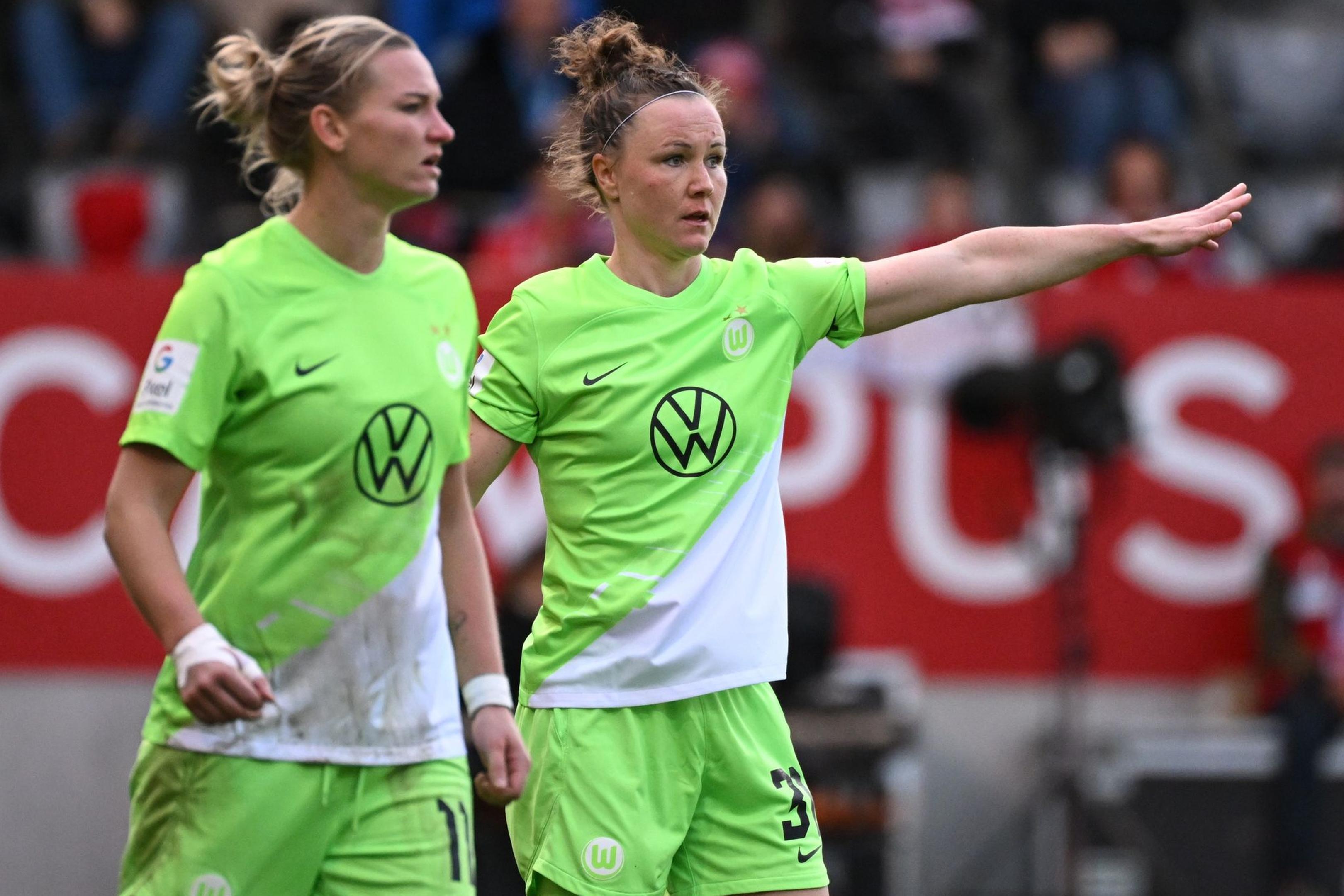 Wolfsburgs Alexandra Popp (l) und Marina Hegering freuen sich auf das Finale.