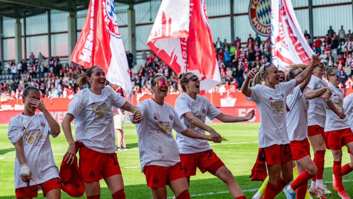 W-ck-berreicht-Meisterschale-an-Bayern-Fu-ballerinnen