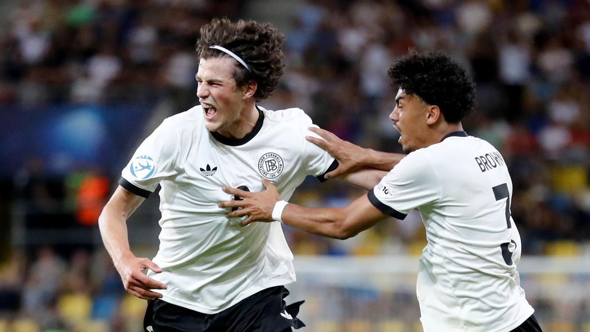 U21-feiert-Halbfinal-Einzug-Eistonne-und-Pizza-