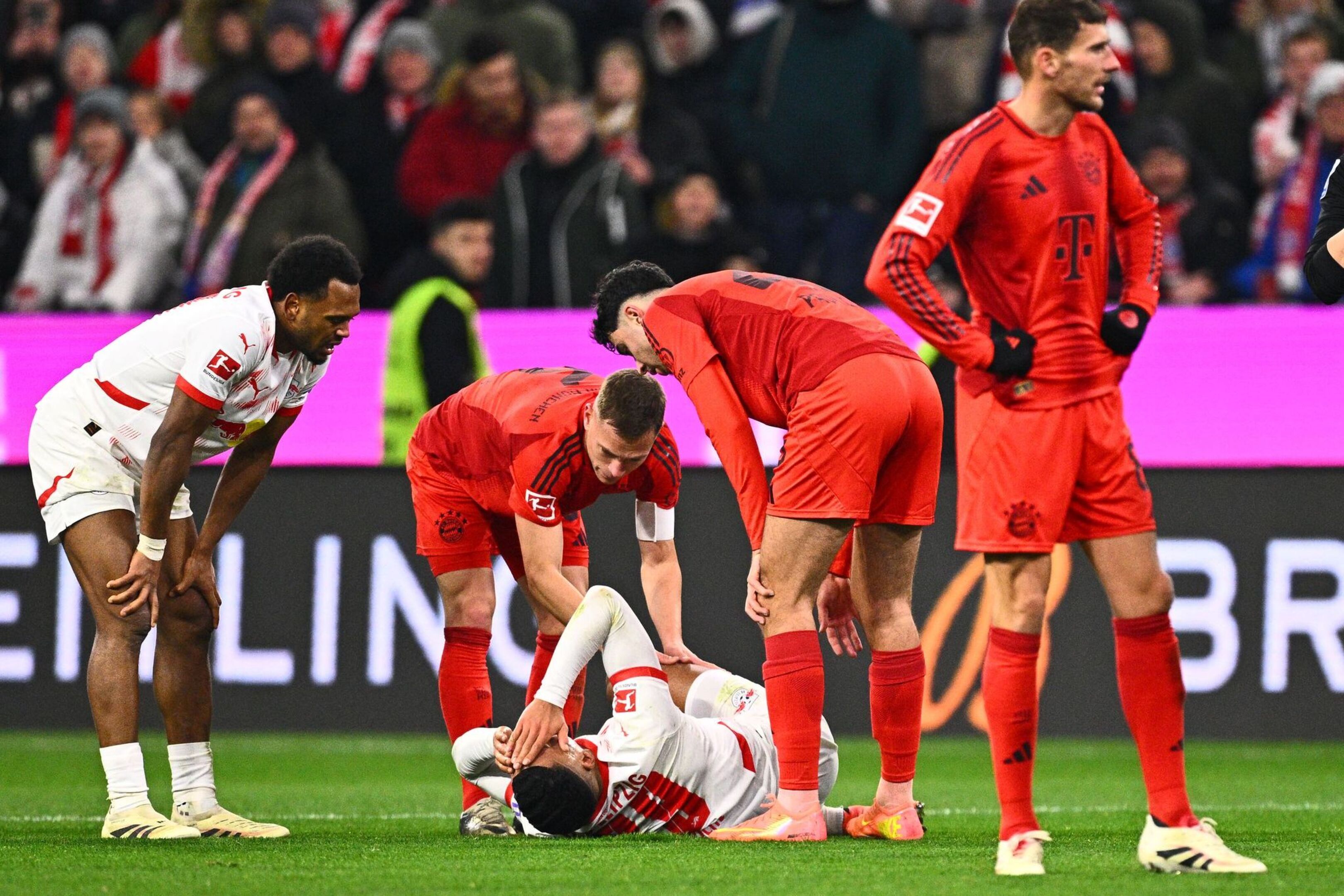 Verletzte sich kurz vor dem Abpfiff: Nationalspieler Benjamin Henrichs.