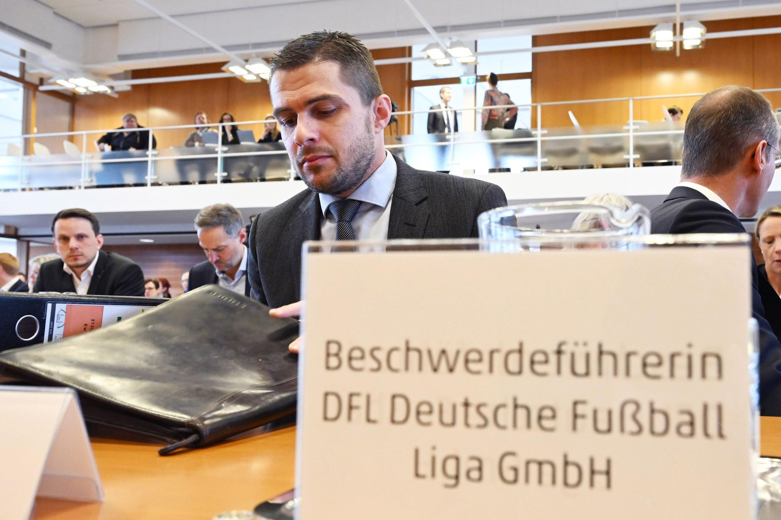 DFL-Geschäftsführer Marc Lenz wartet im Bundesverfassungsgericht auf den Beginn der Verhandlung.