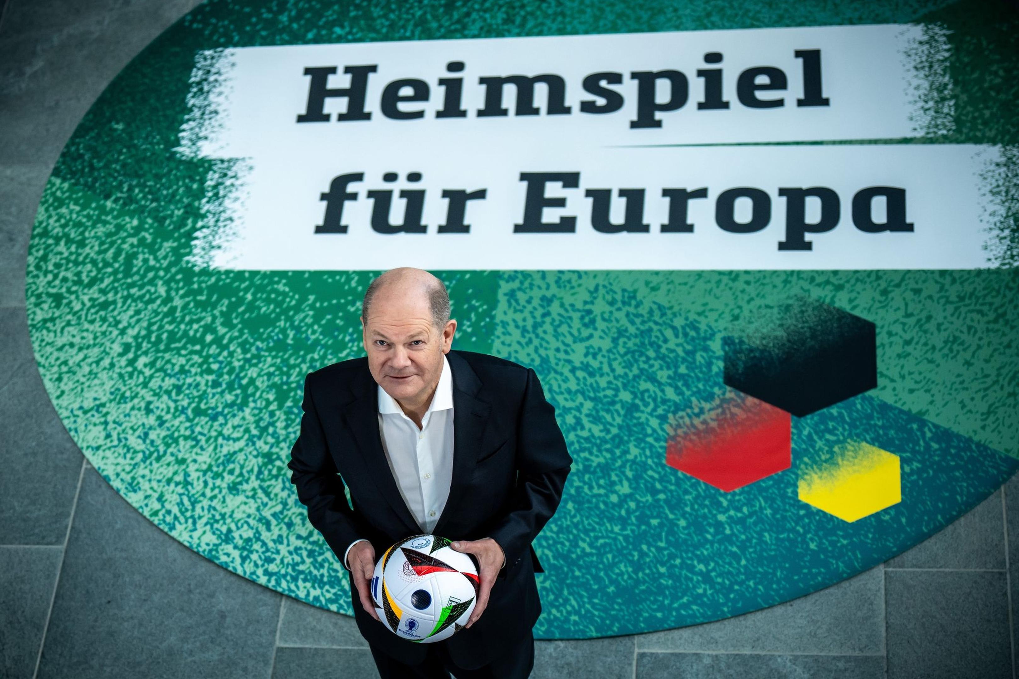 Bundeskanzler Olaf Scholz wird das EM-Vorbereitungsspiel der deutschen Fußball-Nationalmannschaft am Montag in Nürnberg gegen die Ukraine besuchen.