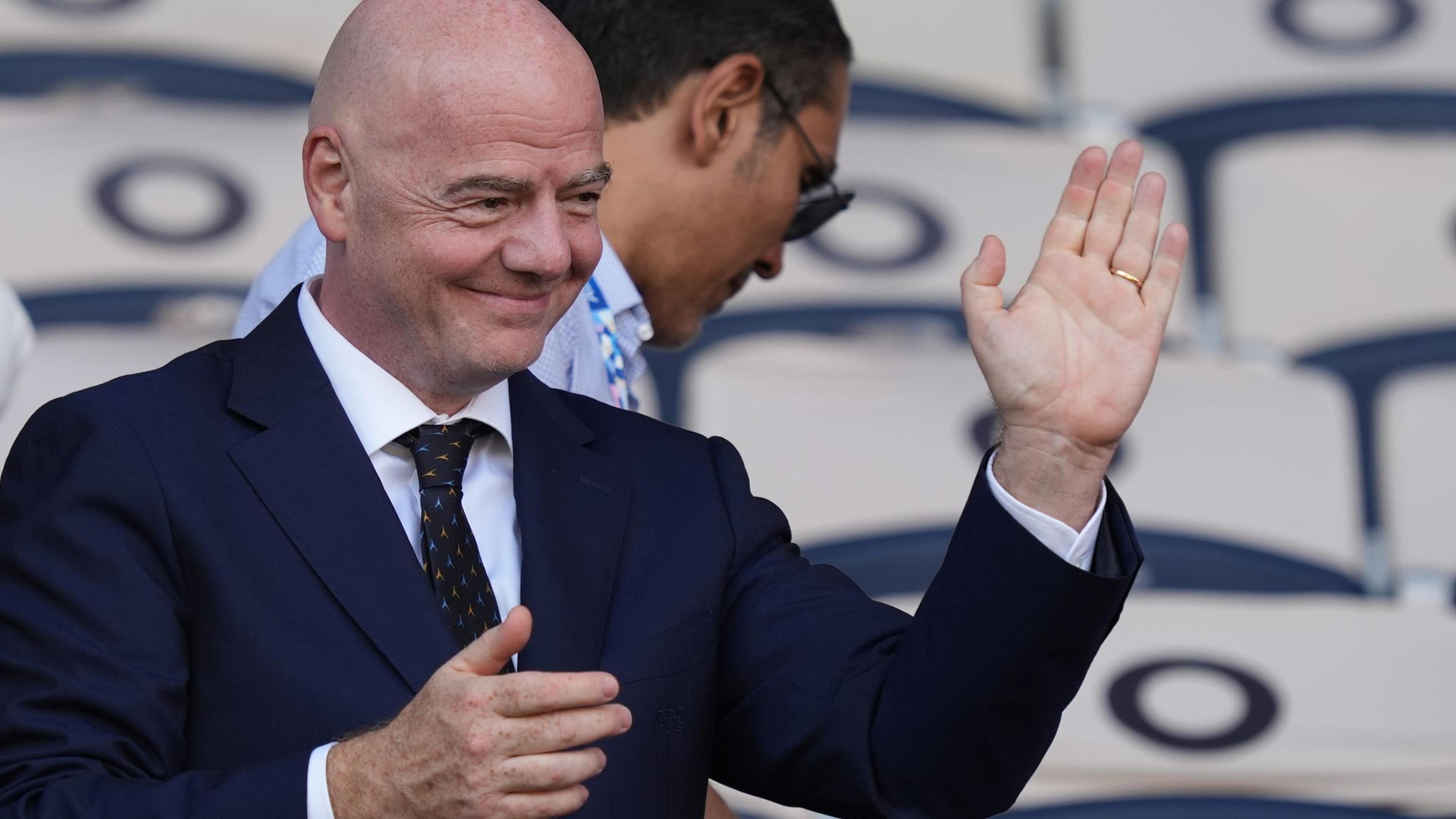 Infantino w&uuml;rdigt Neuer: &bdquo;Torwartspiel neu definiert&ldquo;