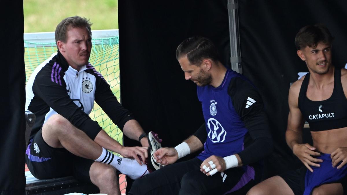 Fanjubel-beim-DFB-Training-Ter-Stegen-im-Fokus