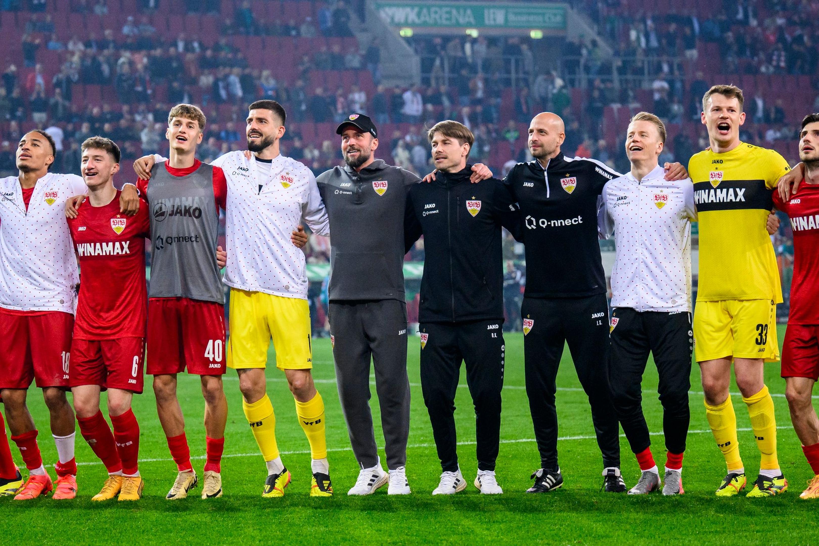 Der VfB Stuttgart feiert den Sieg beim FC Augsburg.