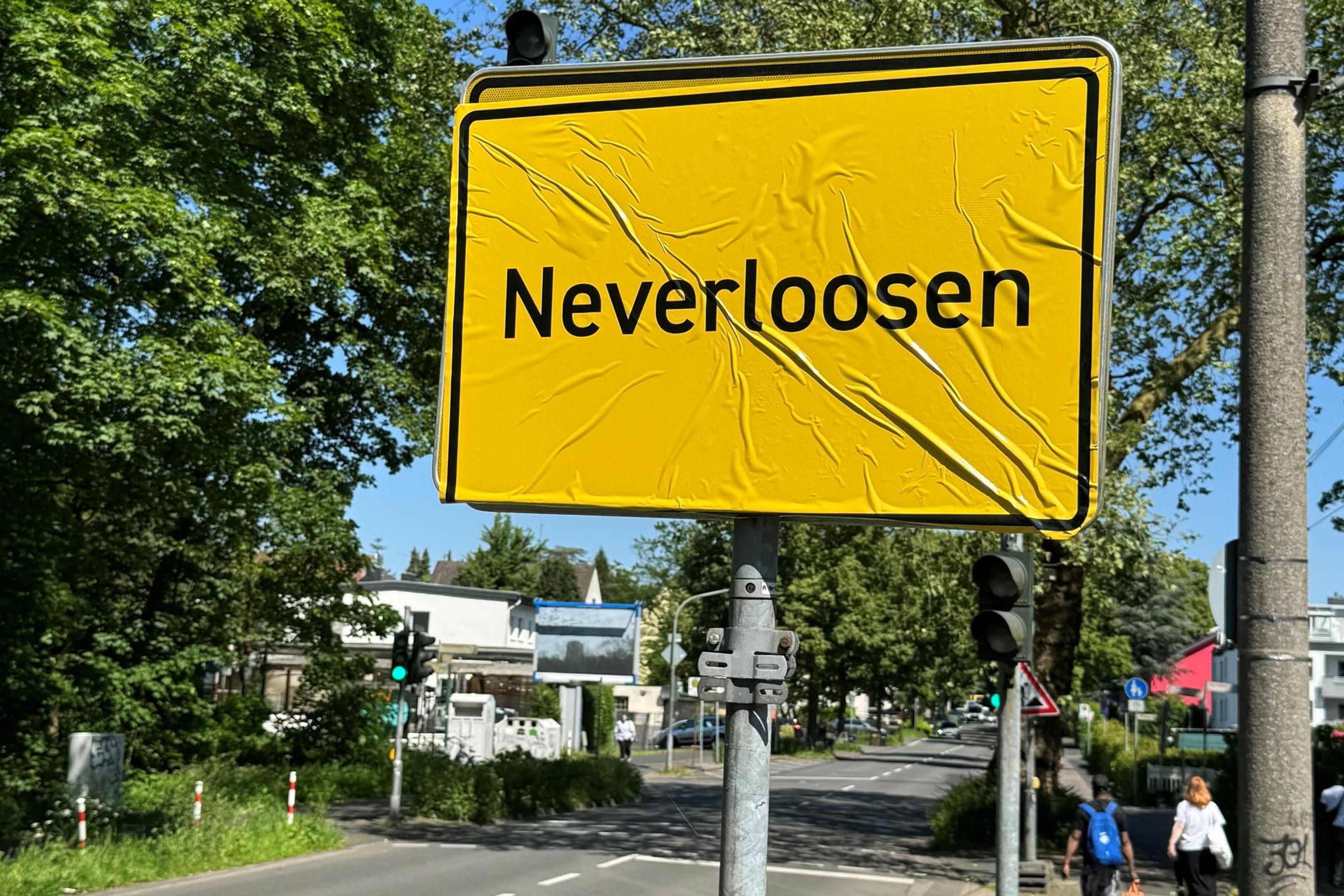 Das Ortsschild von Leverkusen im Stadtteil Schlebusch ist mit der Aufschrift „Neverloosen“ überklebt worden.