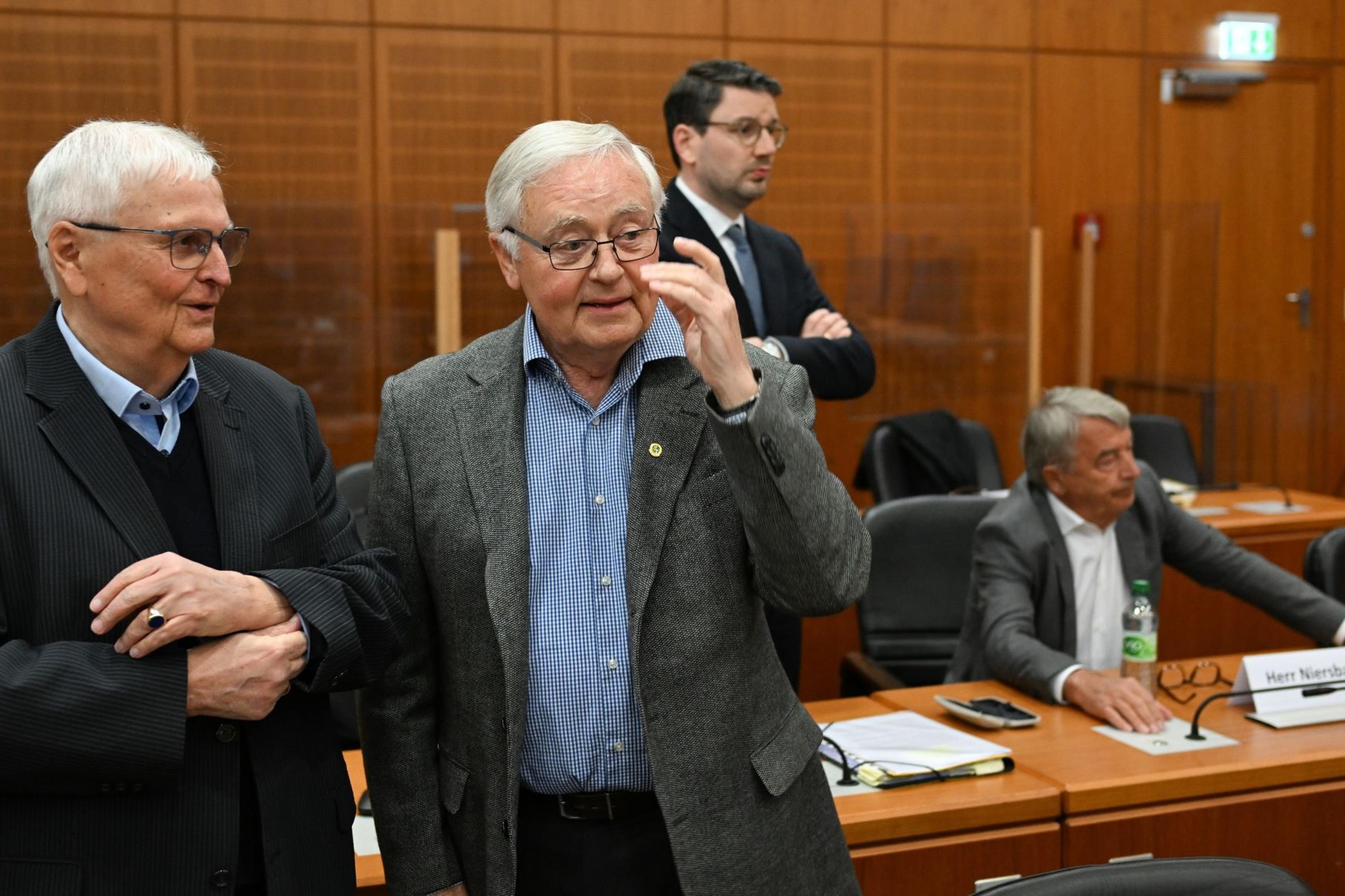 Die Staatsanwaltschaft wirft den ehemaligen DFB-Funktionären Theo Zwanziger (l), Horst R. Schmidt (m-l) und Wolfgang Niersbach (r) Steuerhinterziehung vor.