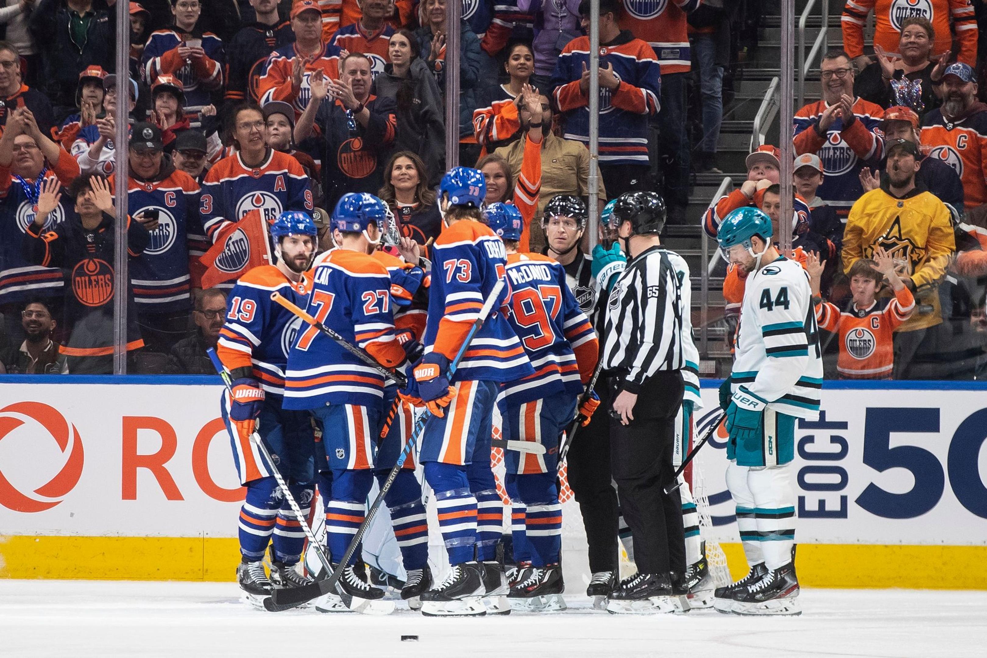 Eishockey: Marc-Edouard Vlasic (44) von den San Jose Sharks sieht zu, wie die Edmonton Oilers während des ersten Drittels ein Tor feiern.