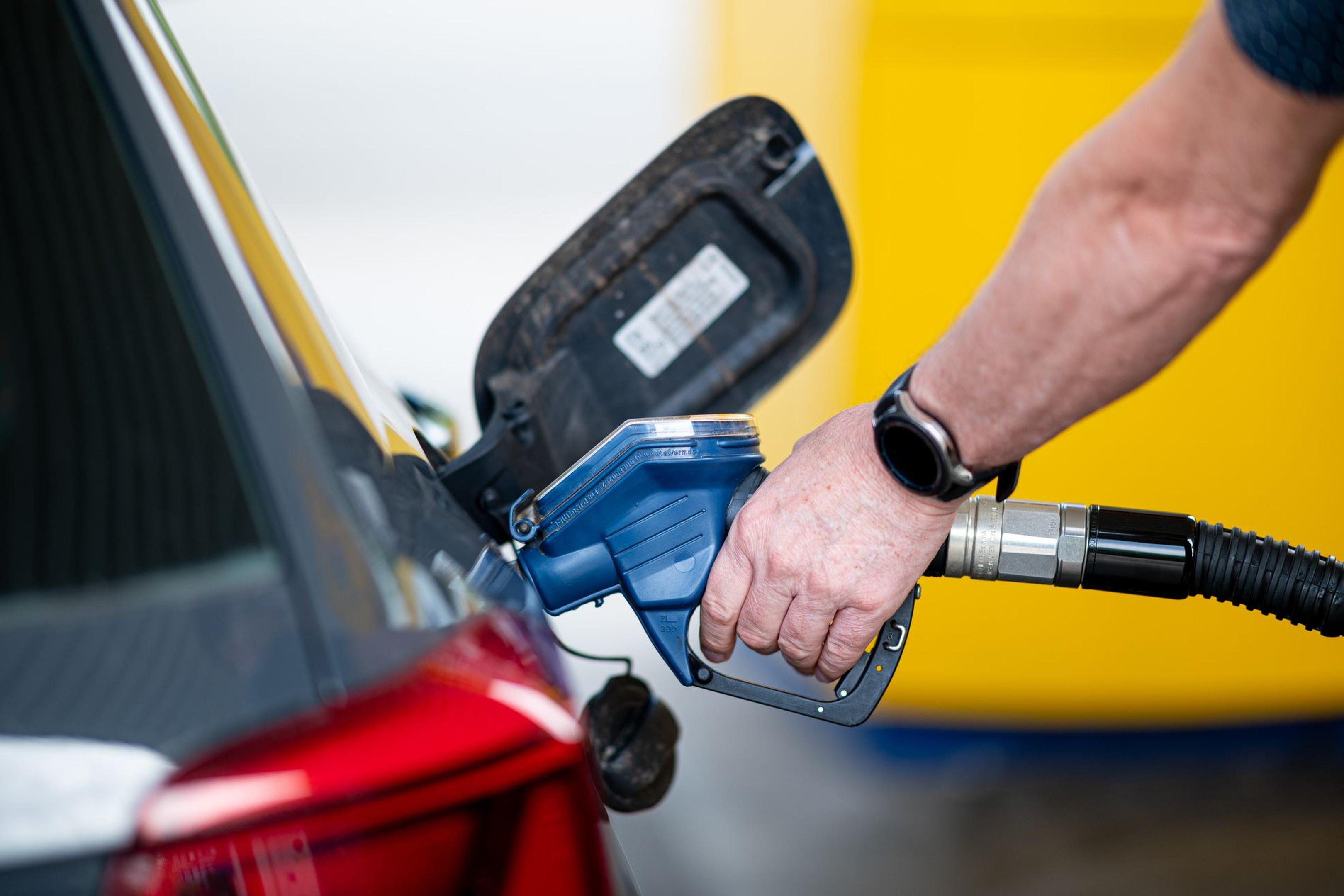 Die Benzinpreise sind vor Ostern erneut gestiegen (Symbolbild).