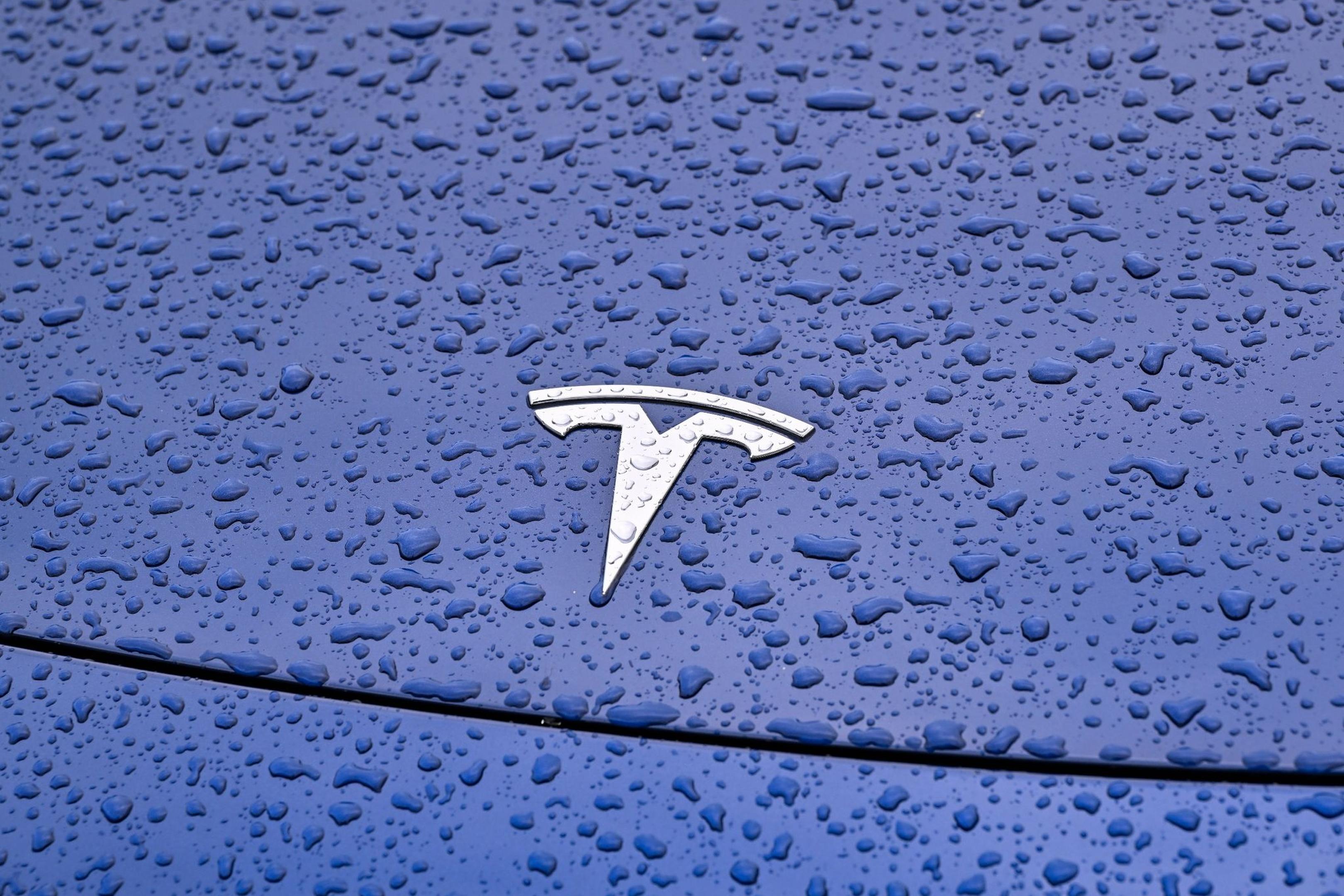 Steht Tesla im Regen? Der US-Hersteller will mehr als zehn Prozent seiner Stellen weltweit abbauen.