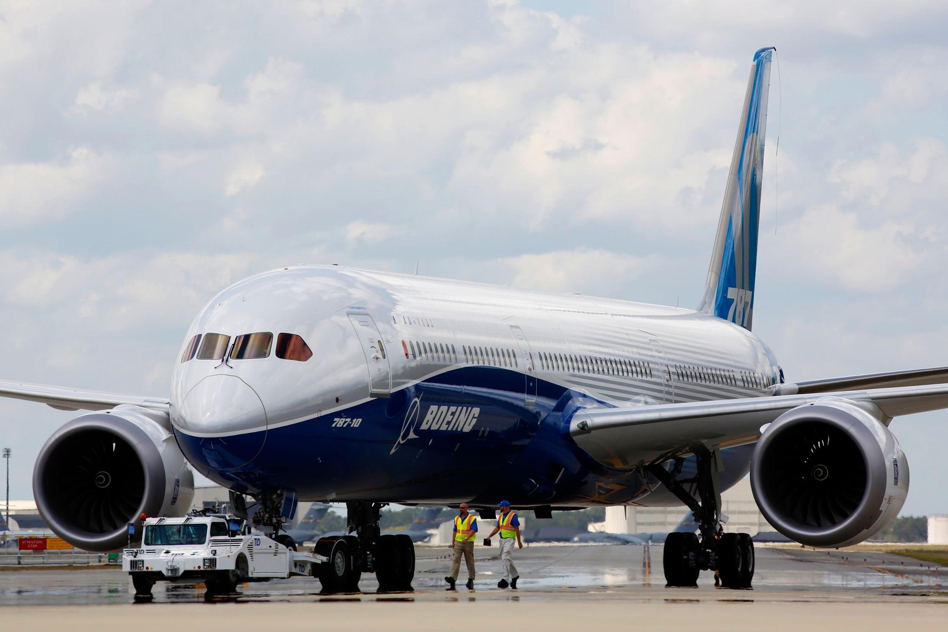Ein Boeing-Mitarbeiter kritisiert, dass beim Bau vieler 787 „Dreamliner“ zu hohe Spaltmaße zwischen den Rumpfteilen zugelassen worden seien.
