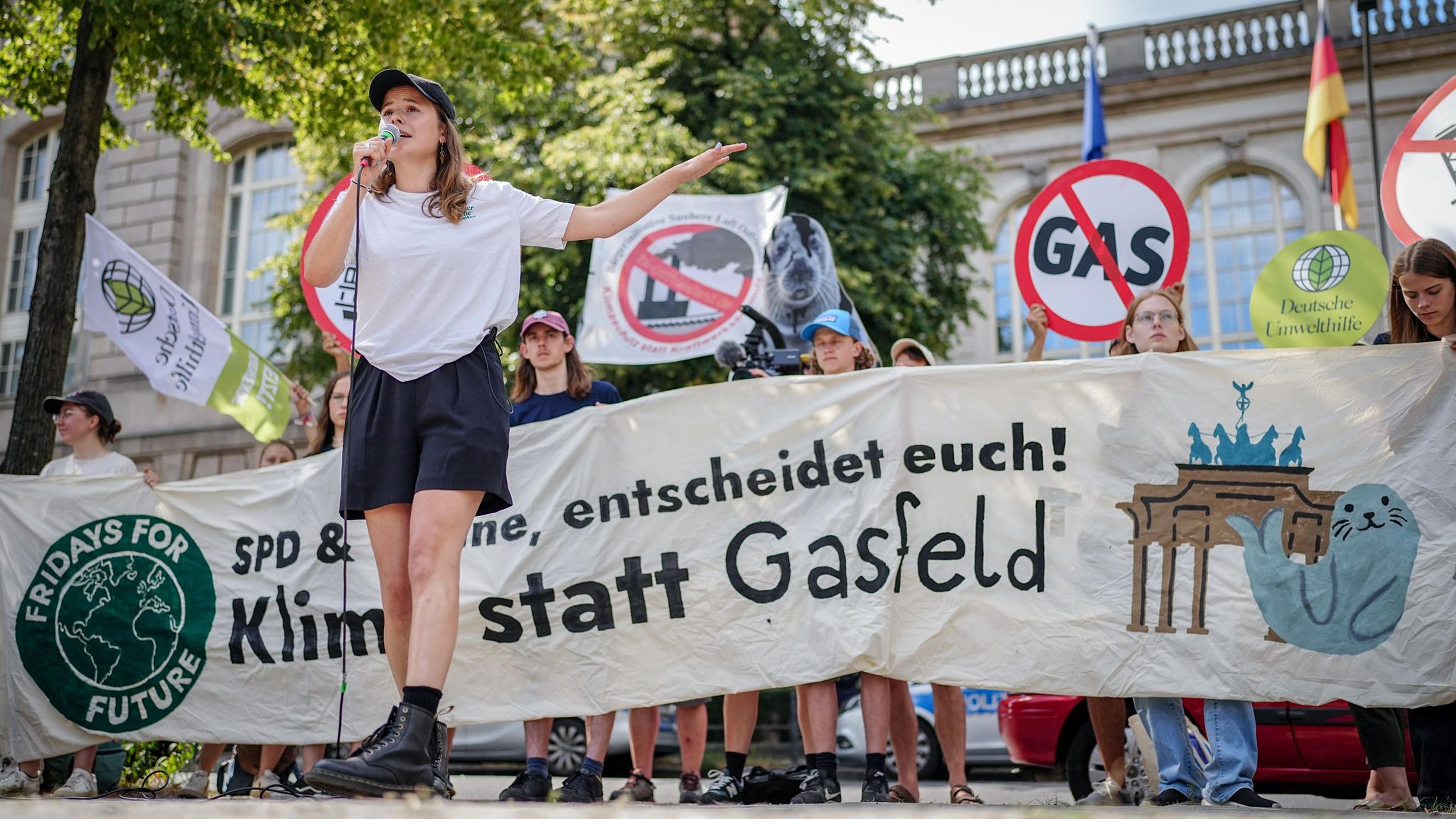 Protest gegen Erdgasfeld bei Borkum vor Habecks Ministerium