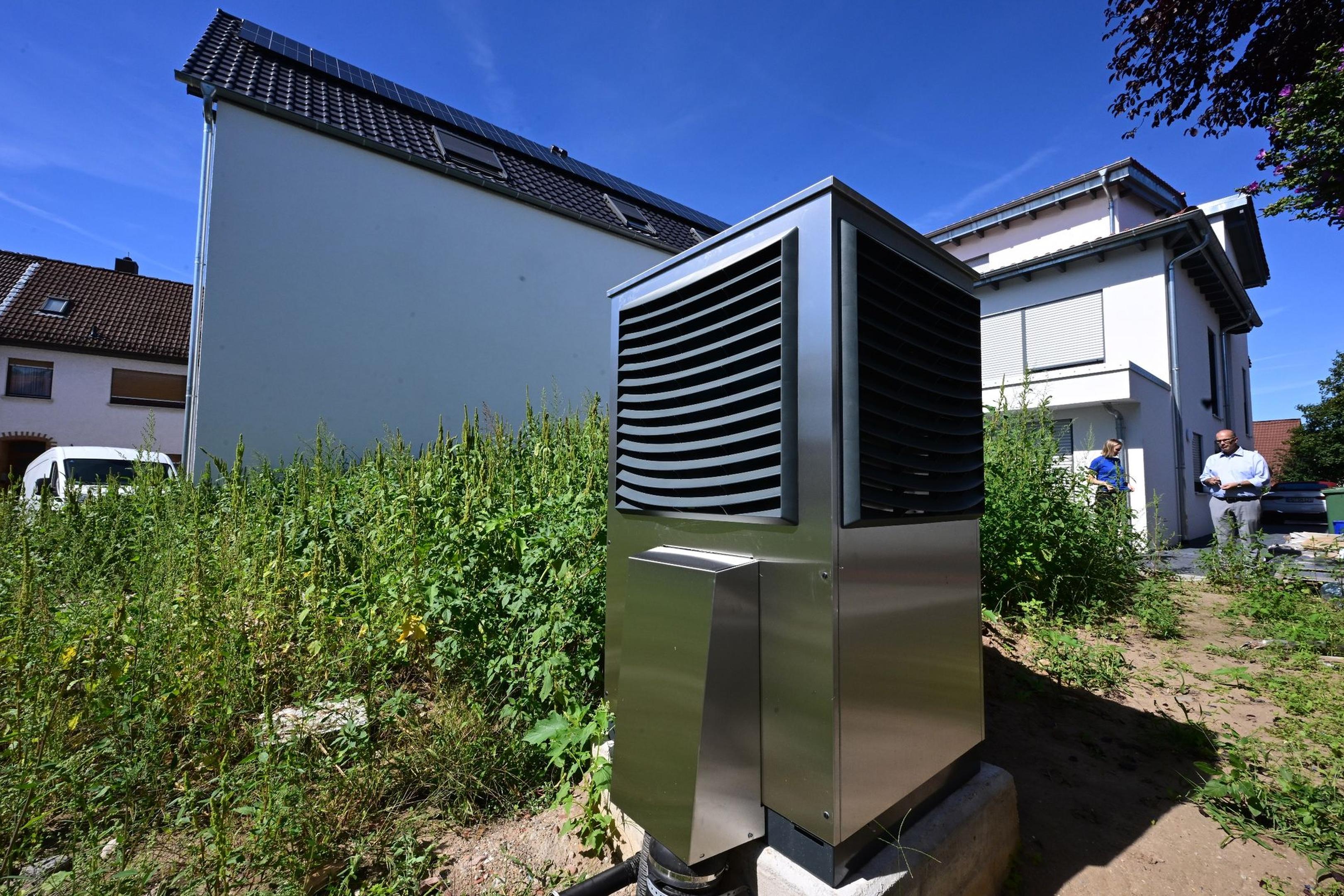 Eine Wärmepumpe steht in einem Garten. Die Ampel strebt an, dass 2024 500.000 Geräte installiert werden. Das sei „illusorisch“, sagt Michael Hilpert, Verbandspräsident der Zentralverband Sanitär Heizung Klima.